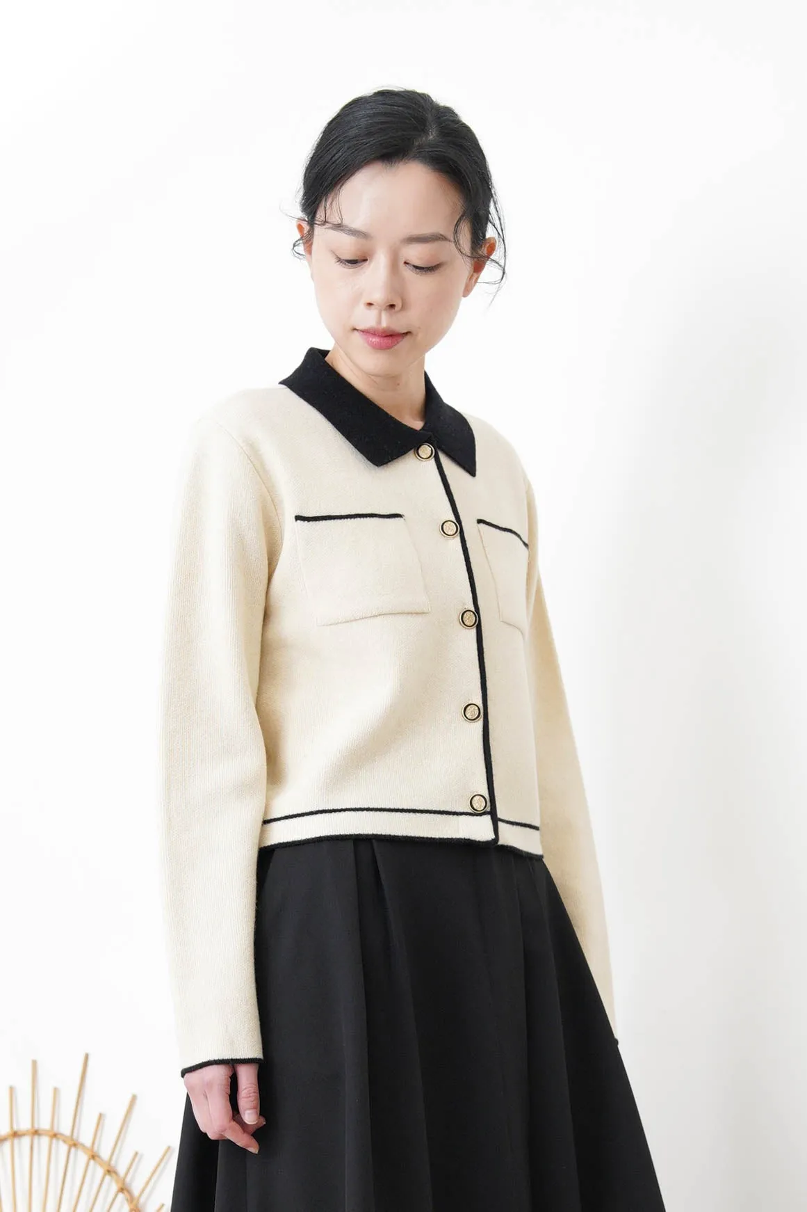 B/W oultline cardigan w/ detail buttons