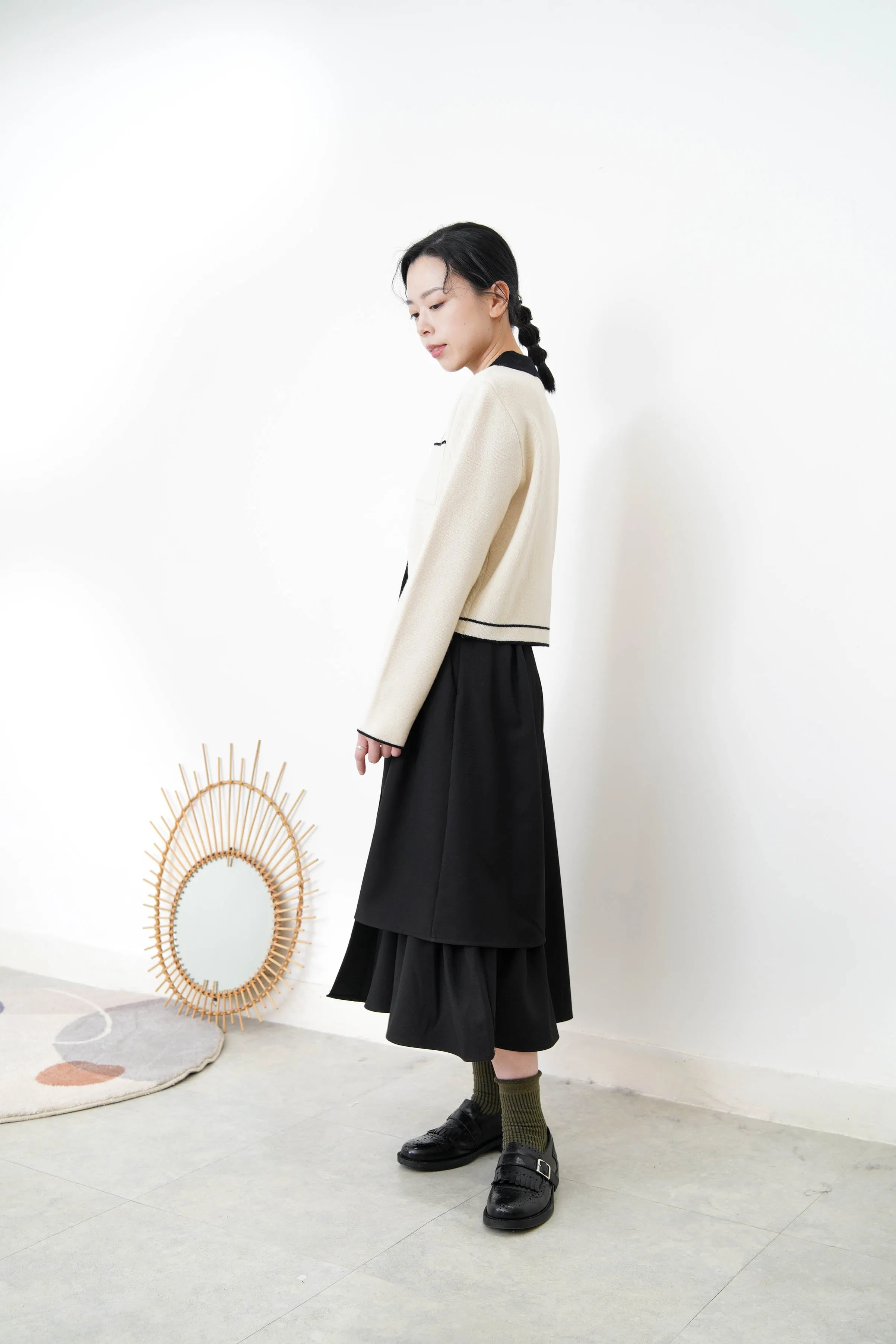 B/W oultline cardigan w/ detail buttons