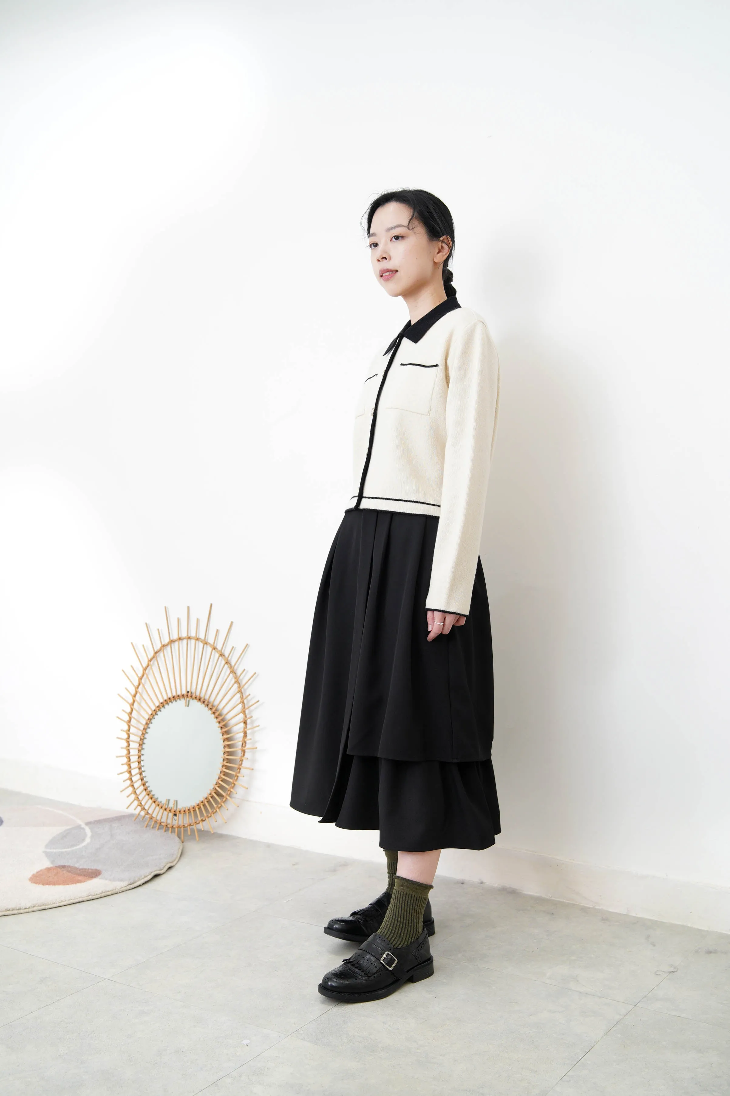B/W oultline cardigan w/ detail buttons