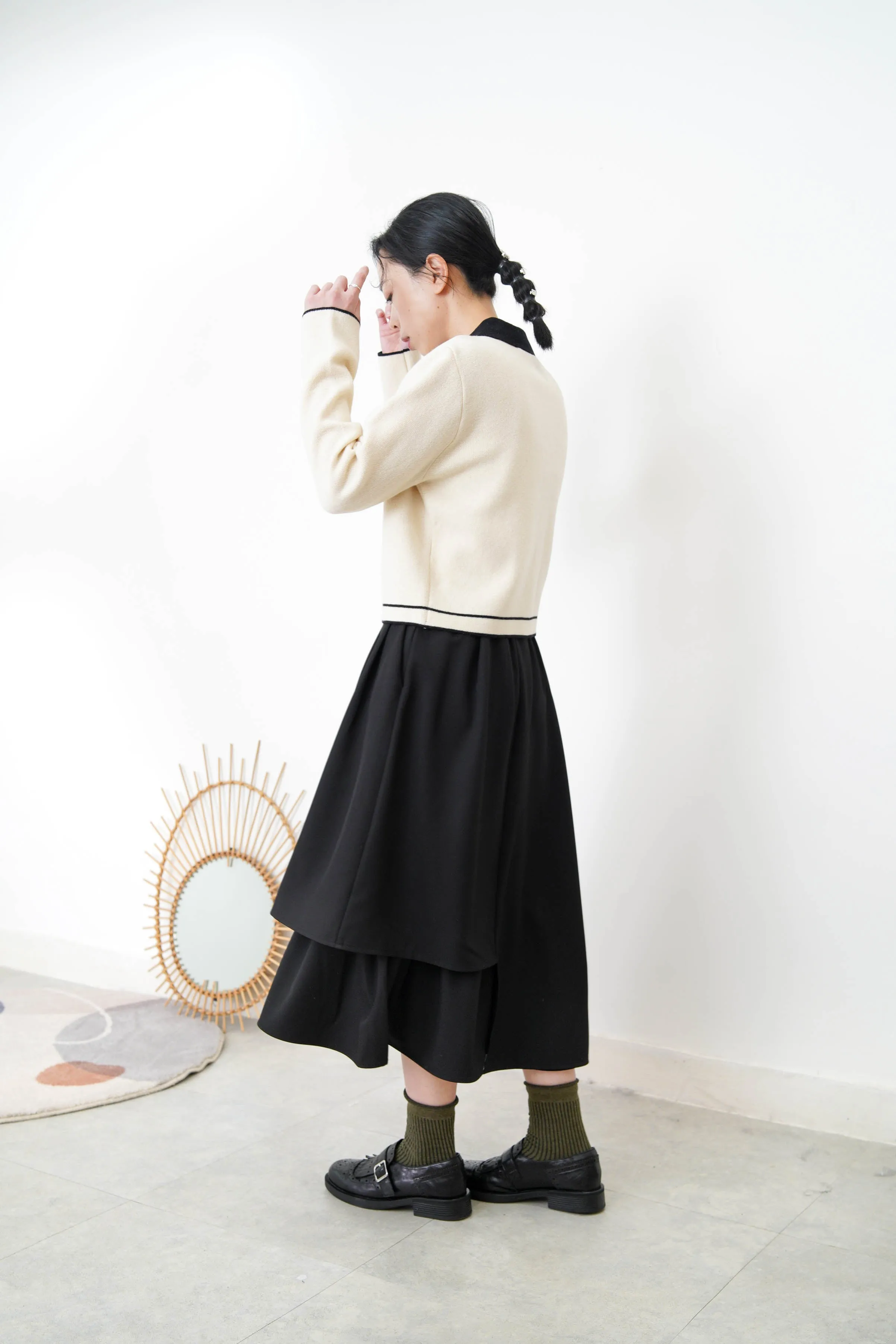B/W oultline cardigan w/ detail buttons