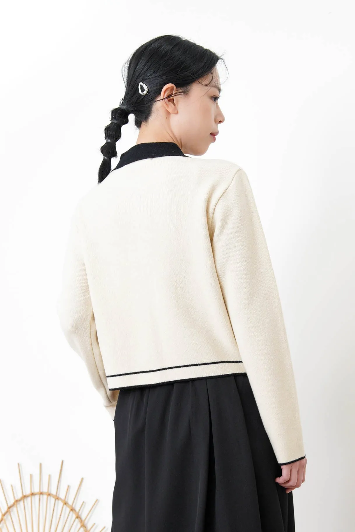 B/W oultline cardigan w/ detail buttons