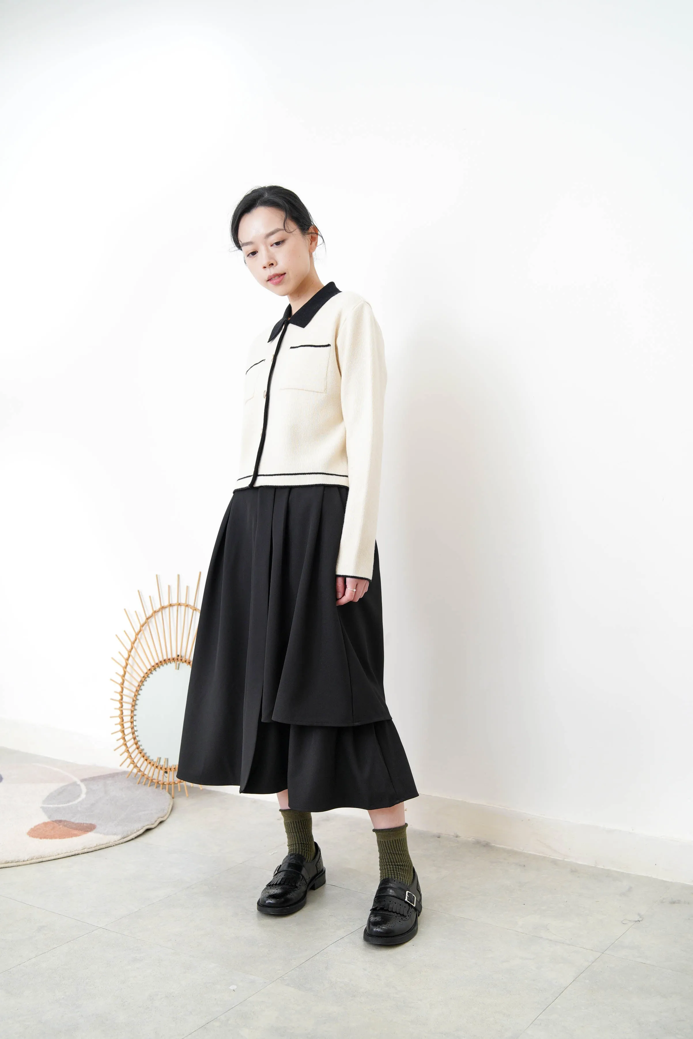 B/W oultline cardigan w/ detail buttons