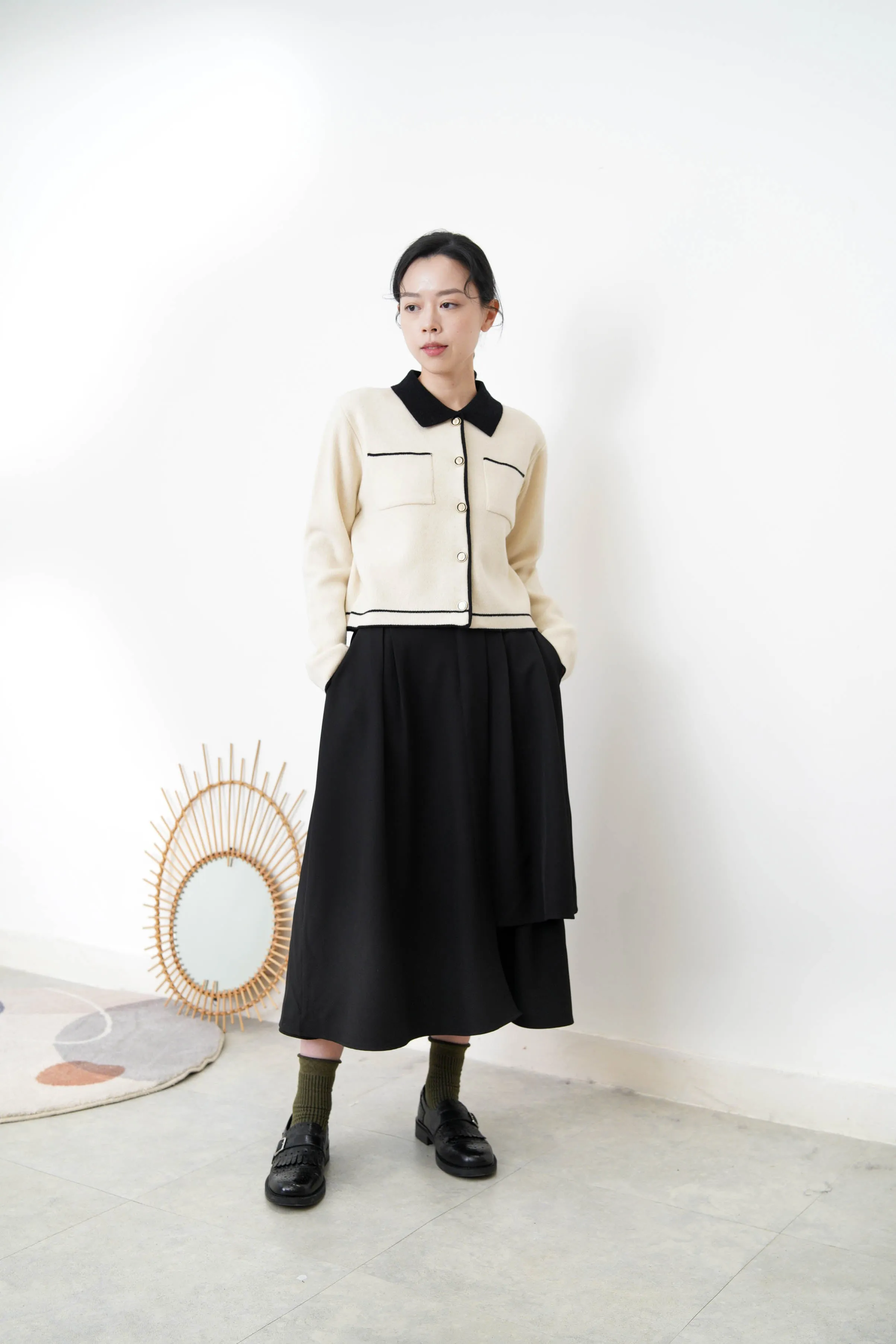 B/W oultline cardigan w/ detail buttons