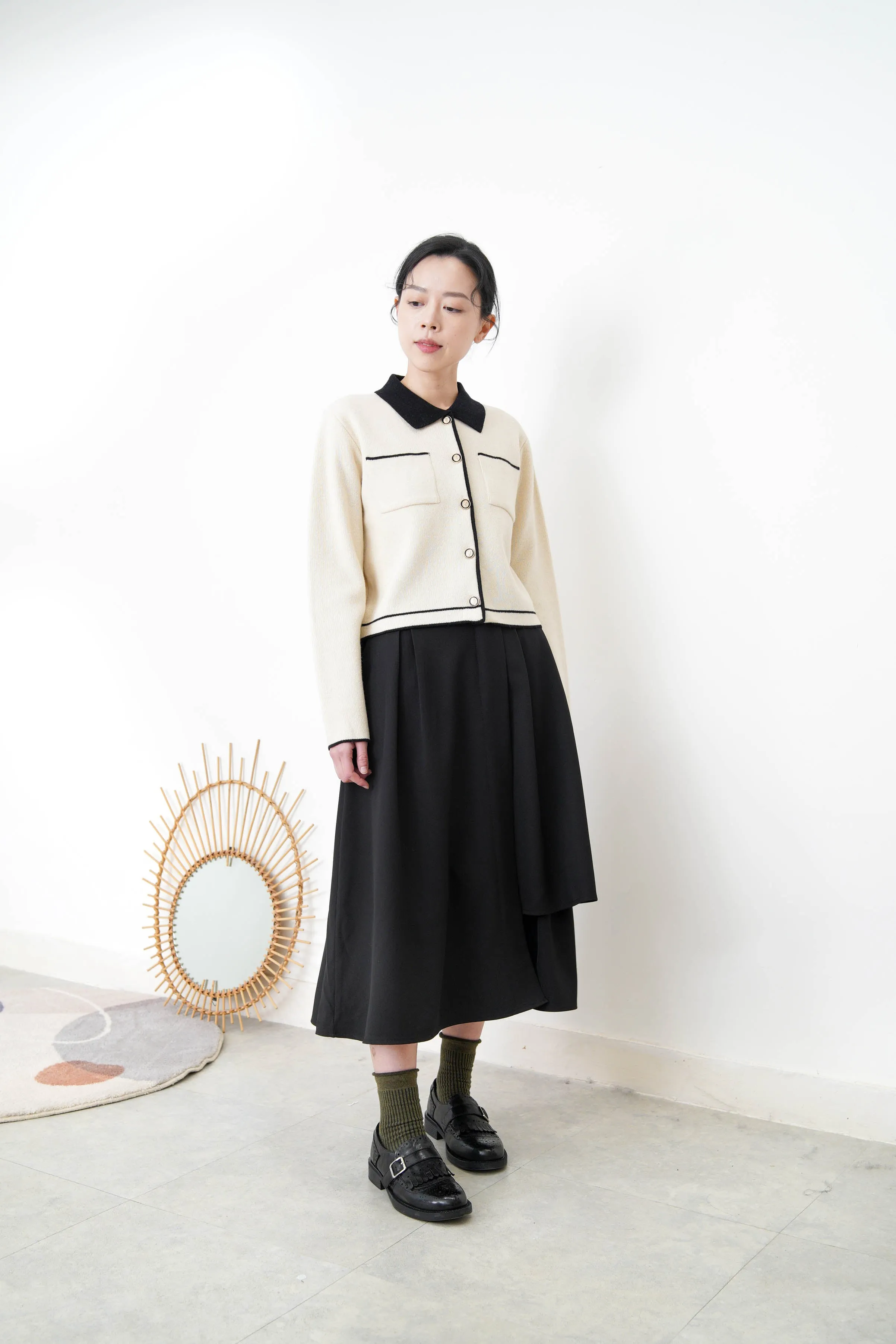 B/W oultline cardigan w/ detail buttons