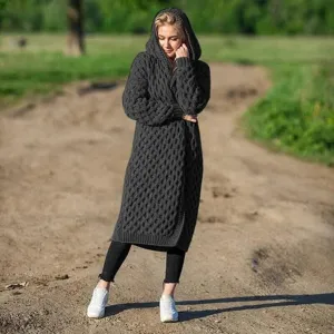 Gebreid chic: vest met capuchon en structuurpatroon