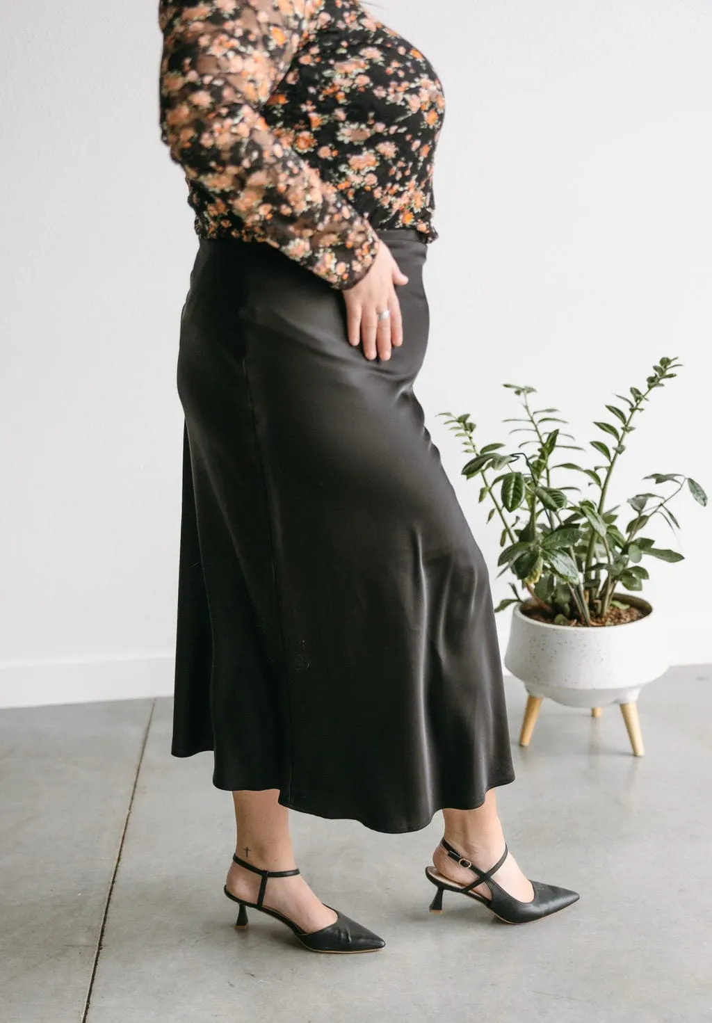 SLEEK MIDI LENGTH SKIRT IN BLACK