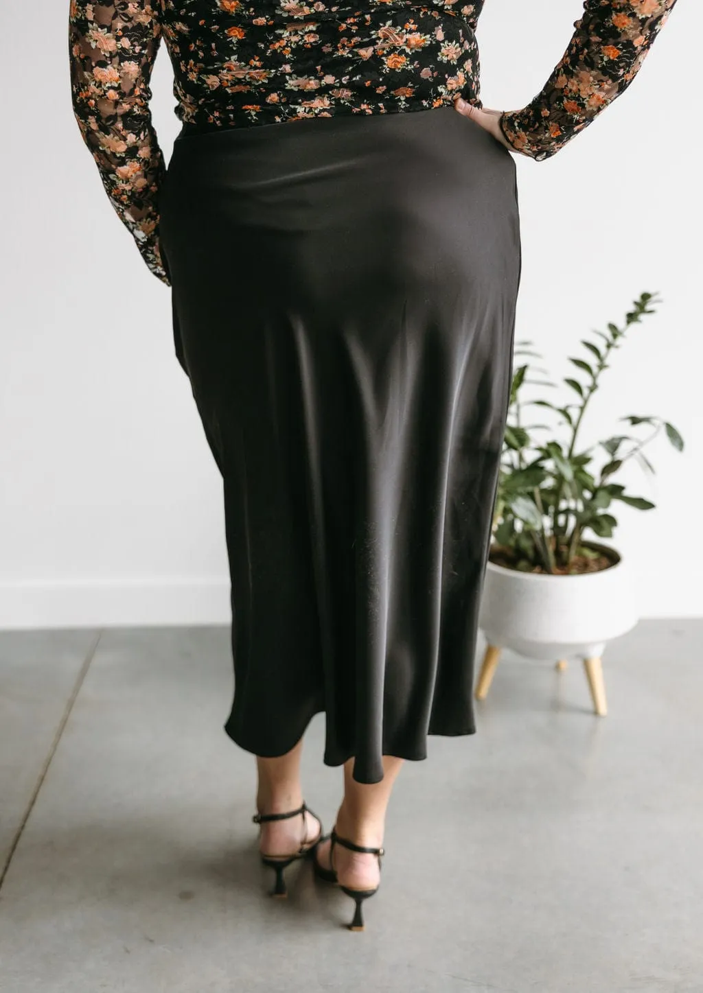 SLEEK MIDI LENGTH SKIRT IN BLACK